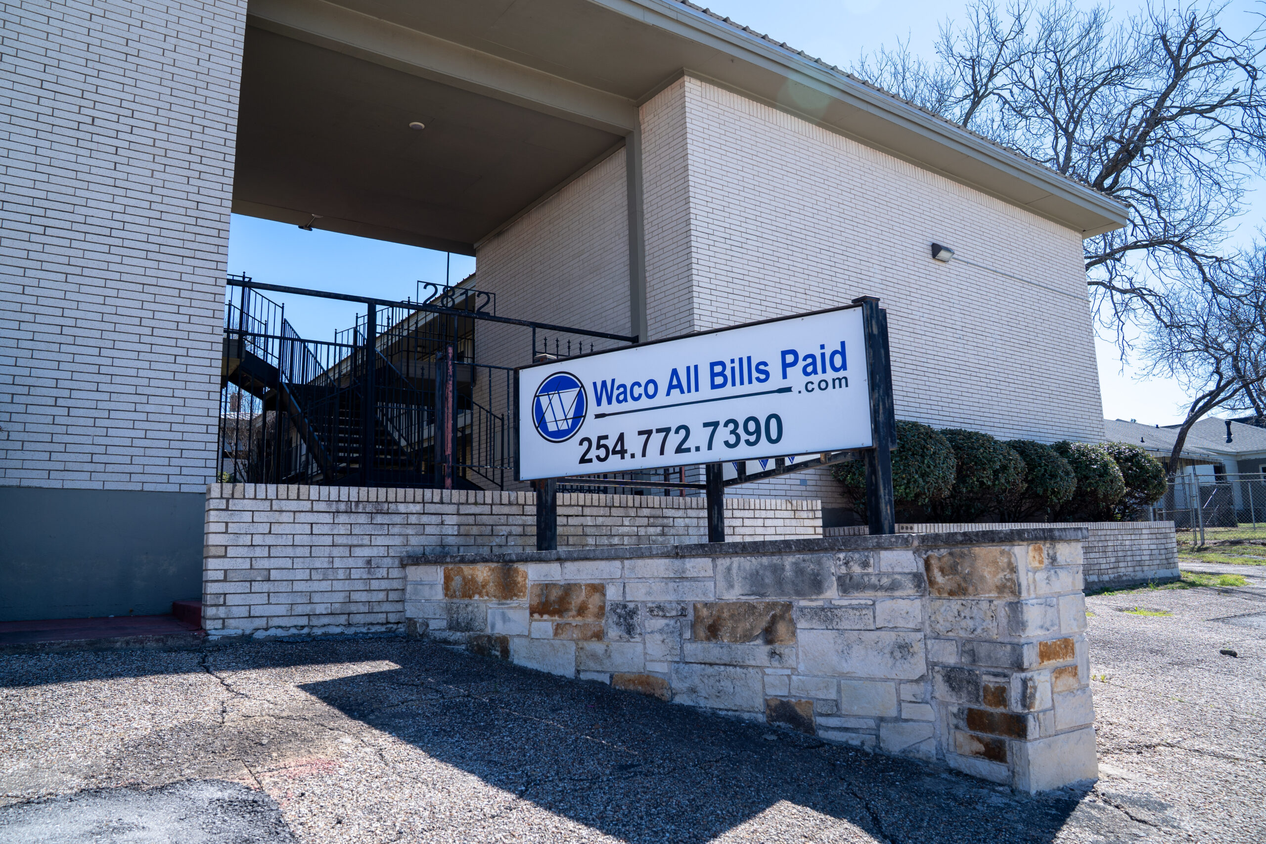 DSC05475 Oakridge exterior