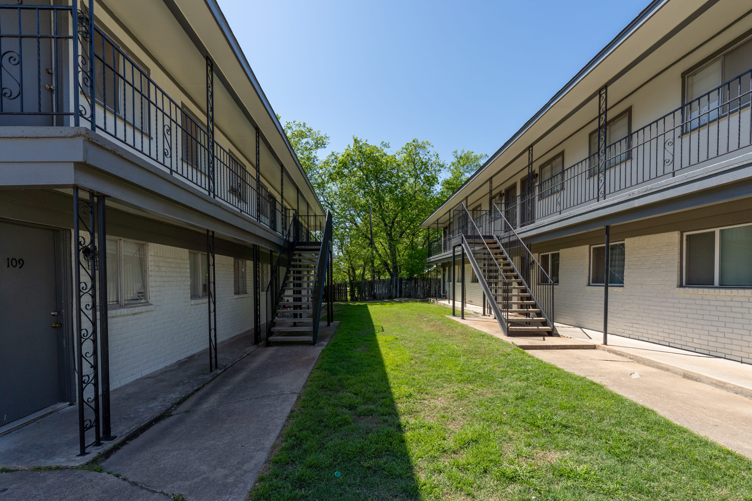 Tucker 9mb-11 exterior